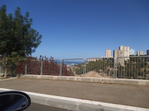 מבט מהמכונית מכביש רופין לקצה יזרעאליה וחלק ממפרץ חיפה 