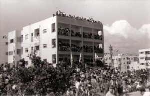 הקהל במצעד יום העצמאות 1957 בתל אביב 