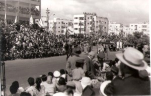 קהל במצעד יום העצמאות 1957 בתל אביב 
