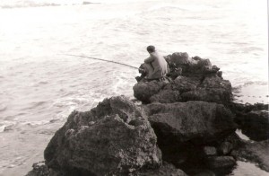 דיג אלמוני בחוף קיסריה 1957