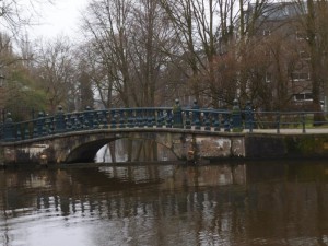מהורטוספלנטסון אפשר לעבור את הגשר הירוק , להסתובב על עוד גשר , שוב שמאלה ונמצאים ברחבת הסוור. 