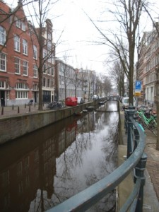 תעלה נחמדה ביום סגרירי אופיני לאמסטרדם 