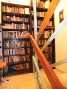 ספריה באמצע המדרגות - בעיקר ספרי קריאה [עברית אנגלית הולנדית] 