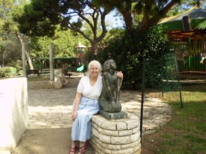 הנני ליד פסל 'ציון' בגן האם חיפה 